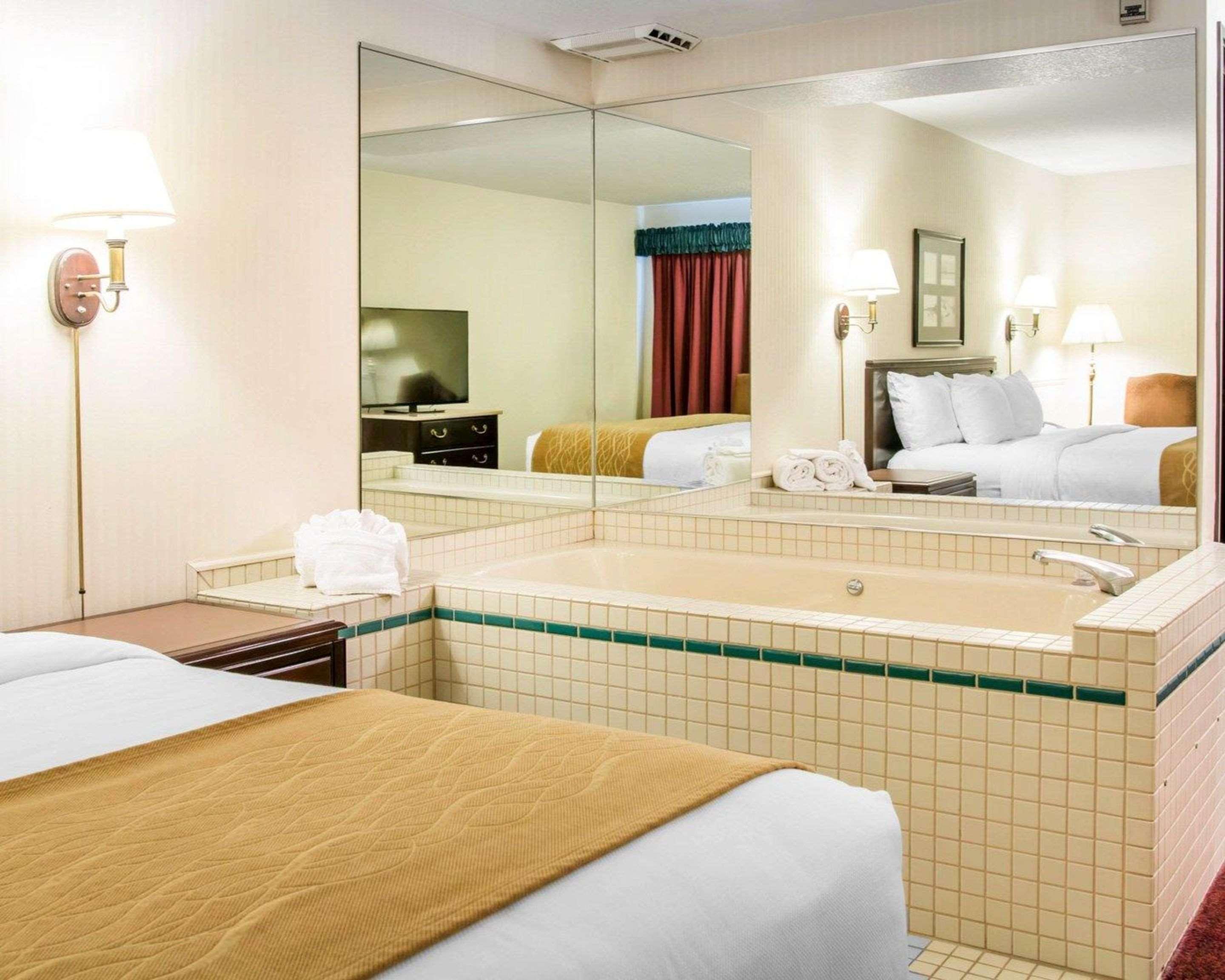 Comfort Inn Lakeside Маккино Сити Экстерьер фото