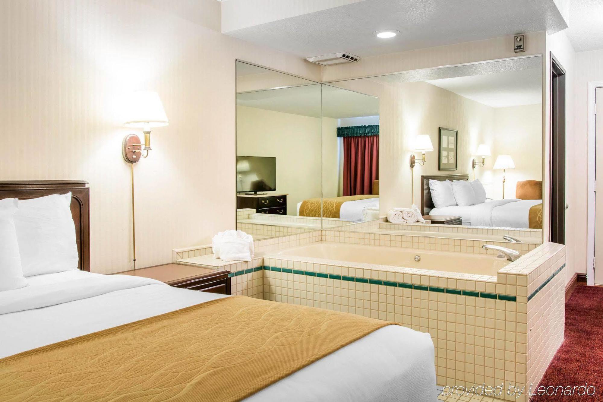Comfort Inn Lakeside Маккино Сити Экстерьер фото